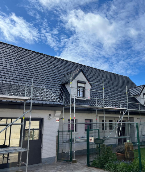 Groot hellend dak renovatie door yan dakwerken uit wevelgem