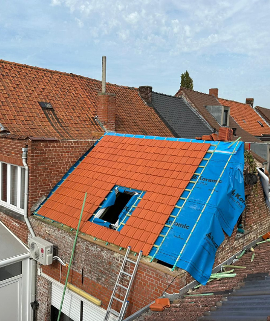 Hellend dak renovatie door yan dakwerken uit wevelgem met oranje pannen
